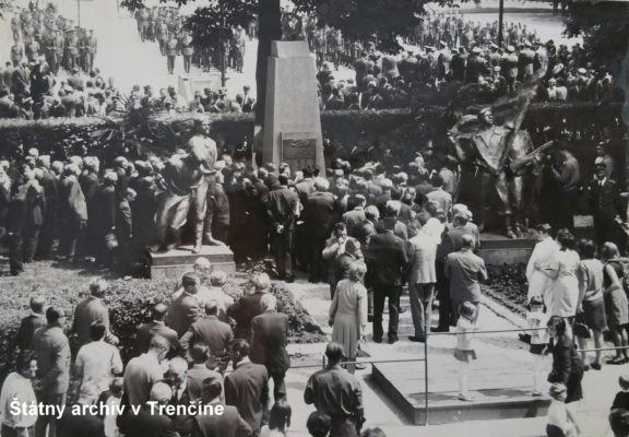 Trenčianske oslavy 50. výročia vzbury - účastníci osláv pri pamätníku 71. pešieho pluku