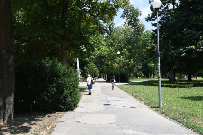 chodník v parku sa rekonštruuje