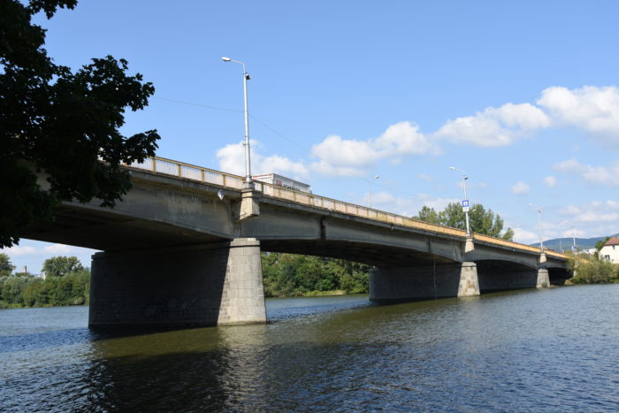 starý cestný most v zlom stave