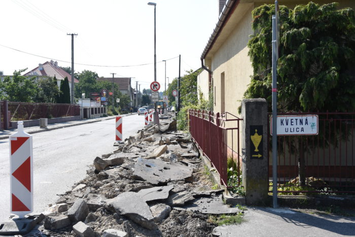 chodník na Staničnej ulici opravujú