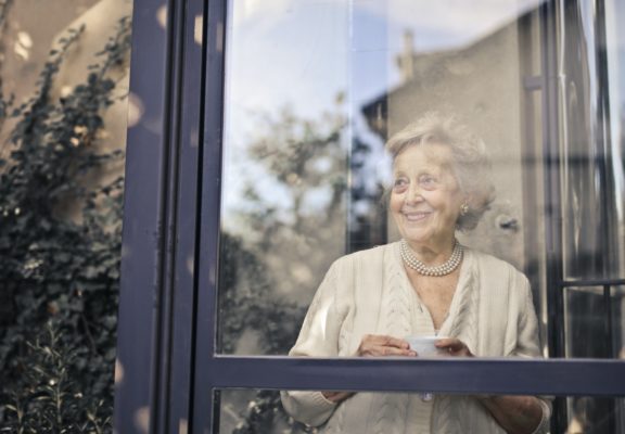 seniorka za oknom