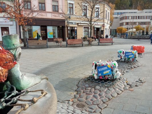 plasty z Váhu pri vodníkovi