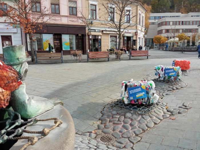 plasty z Váhu pri vodníkovi