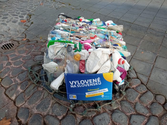 plasty z Váhu pri fontáne