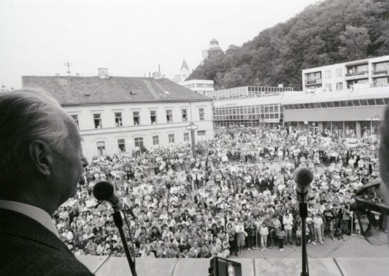 Dubček pred Domom armády