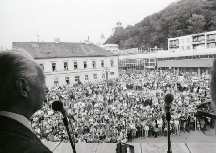 Dubček pred Domom armády
