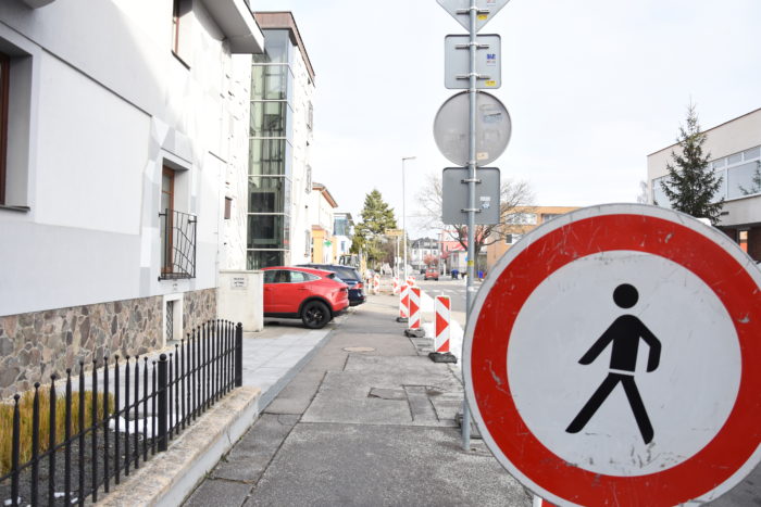 práce na Piaristickej chodník