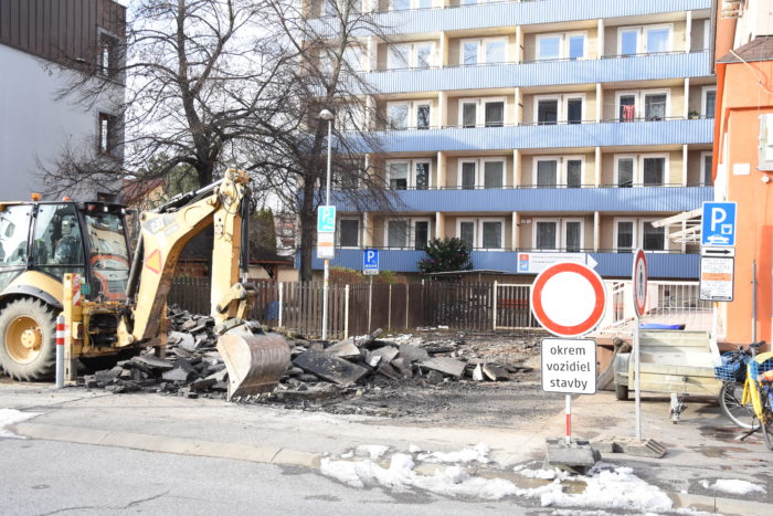 práce na Piaristickej