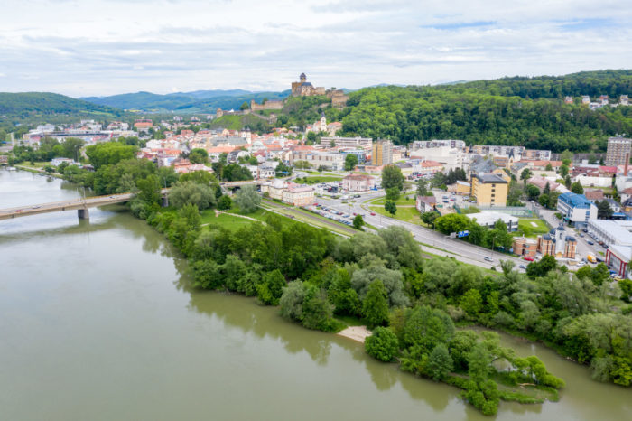 Trenčiansky luh s hradom