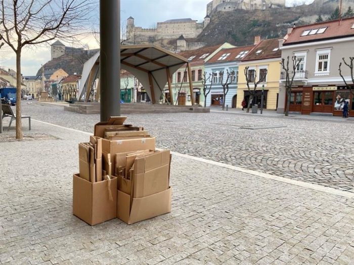 poskladané kartóny na námestí