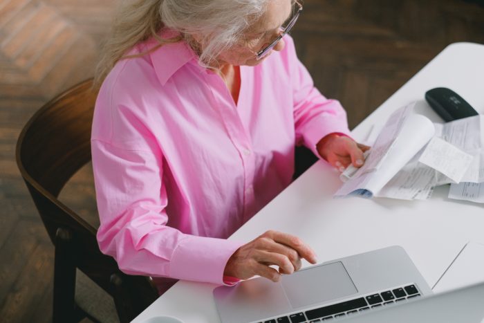 staršia žena s počítačom