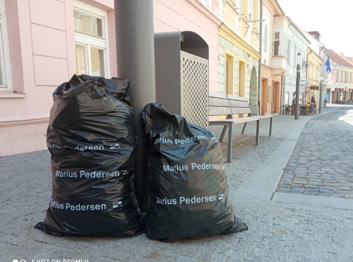 vrecia s odpadom na námestí