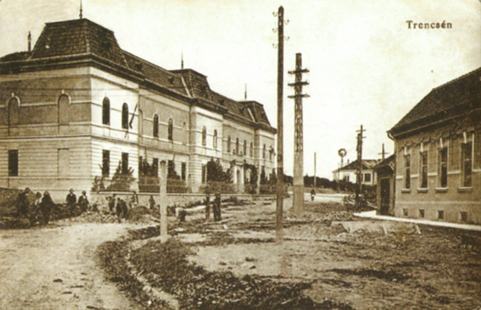 Elektrické-stĺpy-pri-Bočkovom-internáte-okolo-roku-1915-