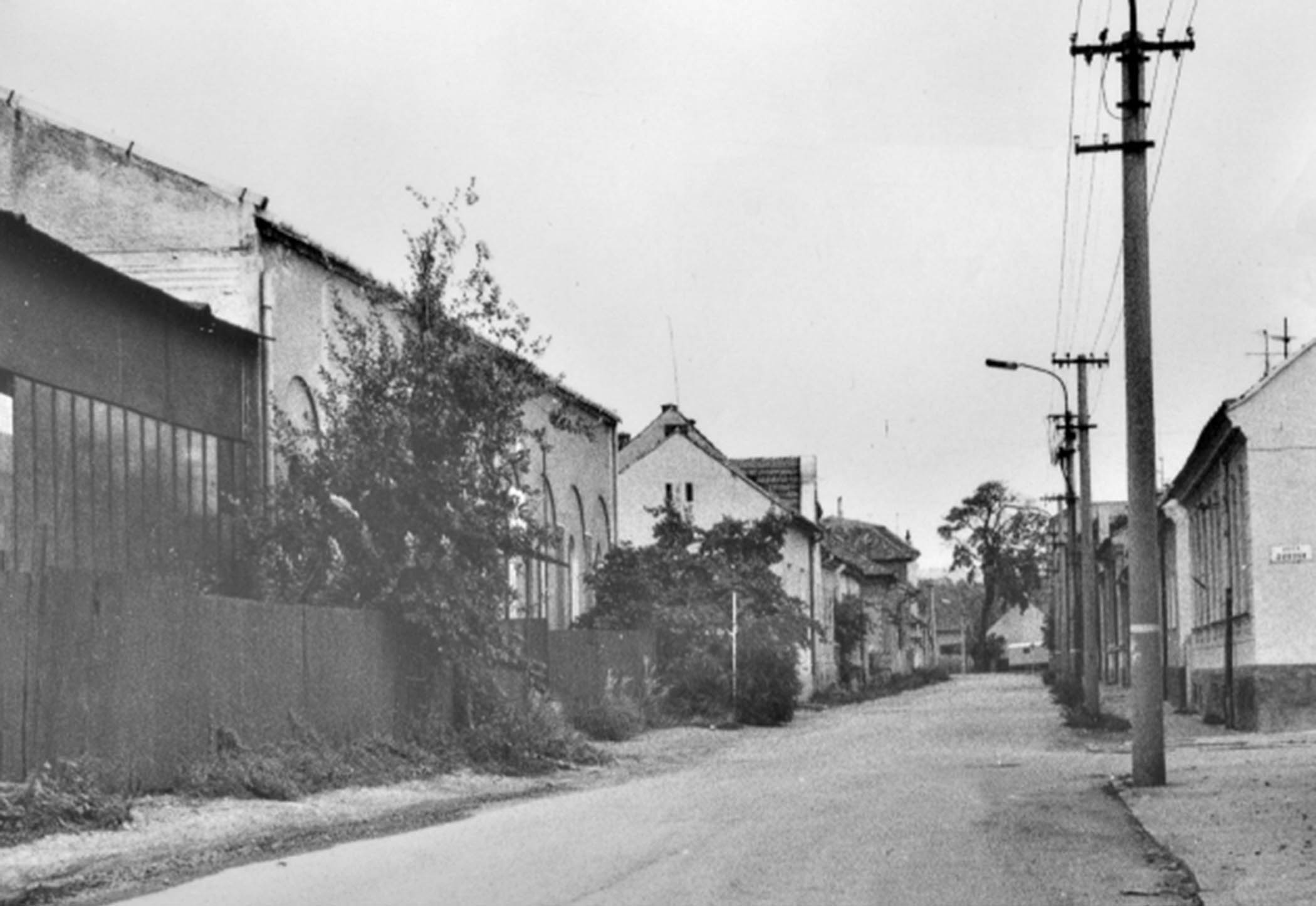 Obrázok č. 2 Budova niekdajšej mestskej elektrárne (vľavo) na Električnej ulici krátko pred jej zbúraním, okolo roku 1976