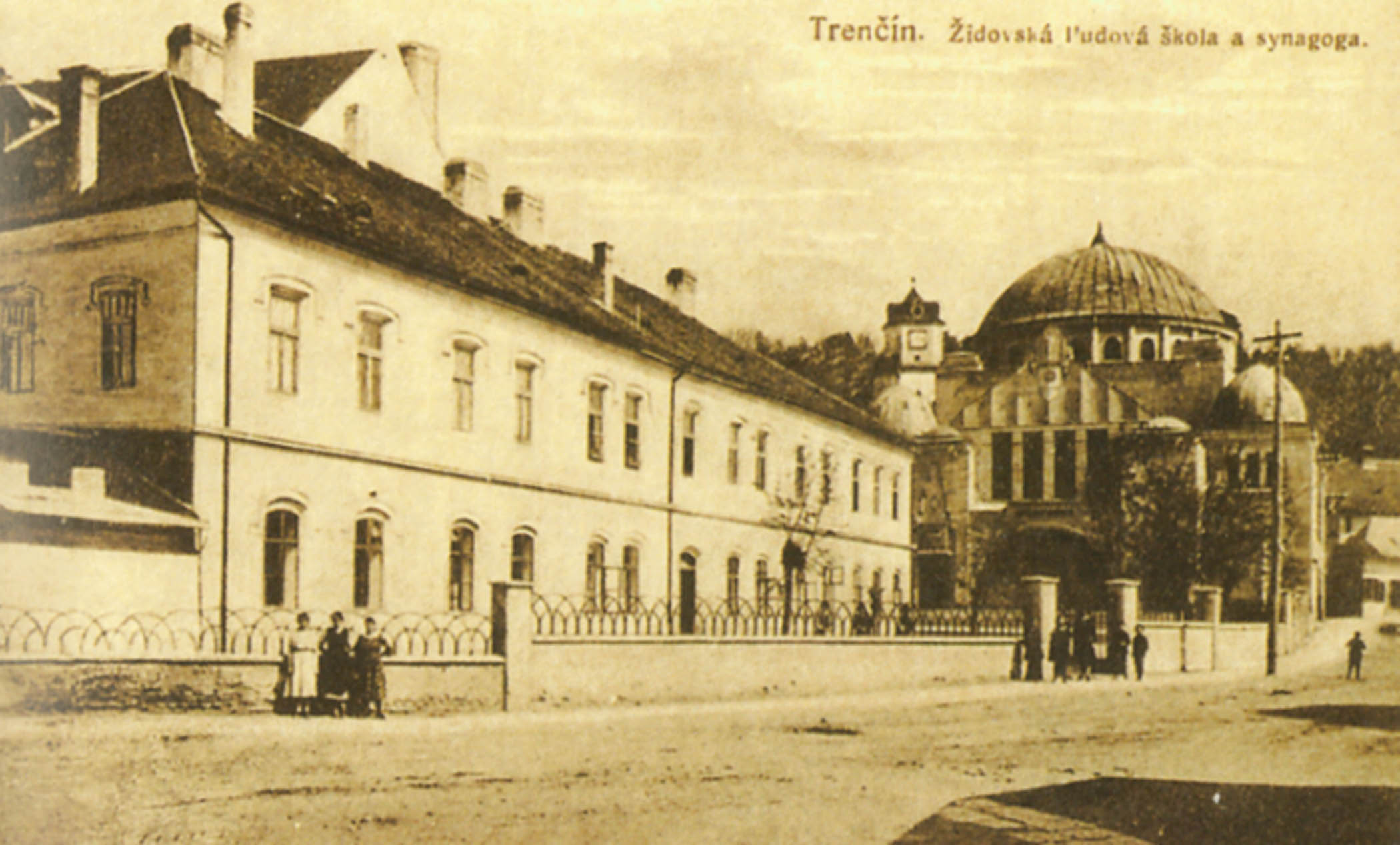Obrázok č. 2: Ján Hanušin: Trenčín na starých pohľadniciach. s. 33 – Synagóga a Židovská ľudová škola okolo roku 1921.