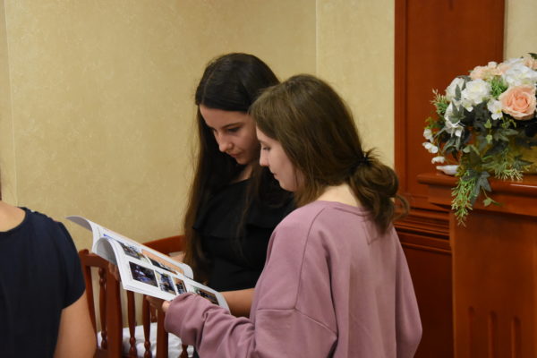 dievčatá prezerajú školský časopis