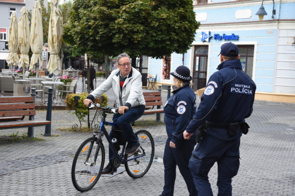 cyklista a policajti