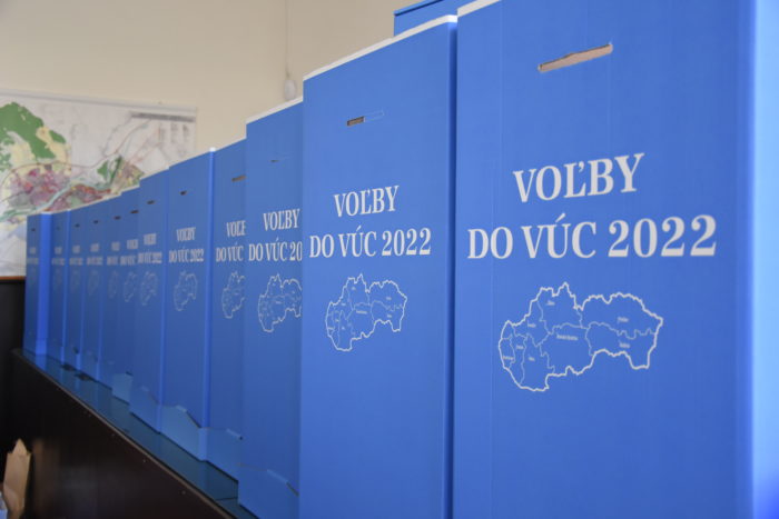 Modré urny pre voľby 2022