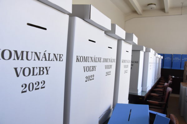 biele urny pre voľby 2022