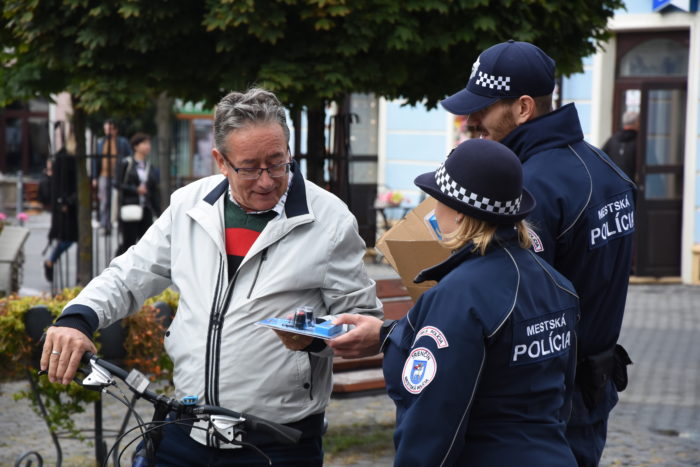 mestskí policajti s cyklistom