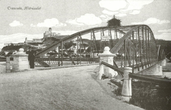 Pravá-strana-cestného-mosta-cez-Váh-okolo-roku-1910