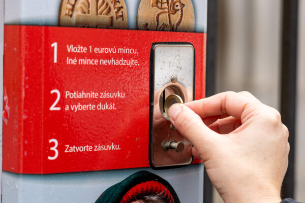 automat na hlinený dukát s eurom
