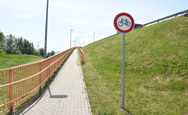 chodník so značkou zakazujúcou jazdu na bicykli