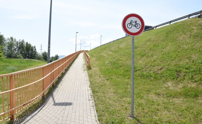 chodník so značkou zakazujúcou jazdu na bicykli