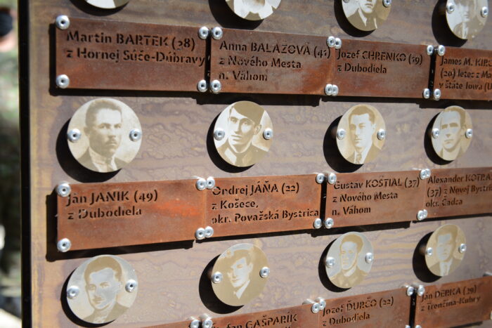 tabuľa umučení na Brezine