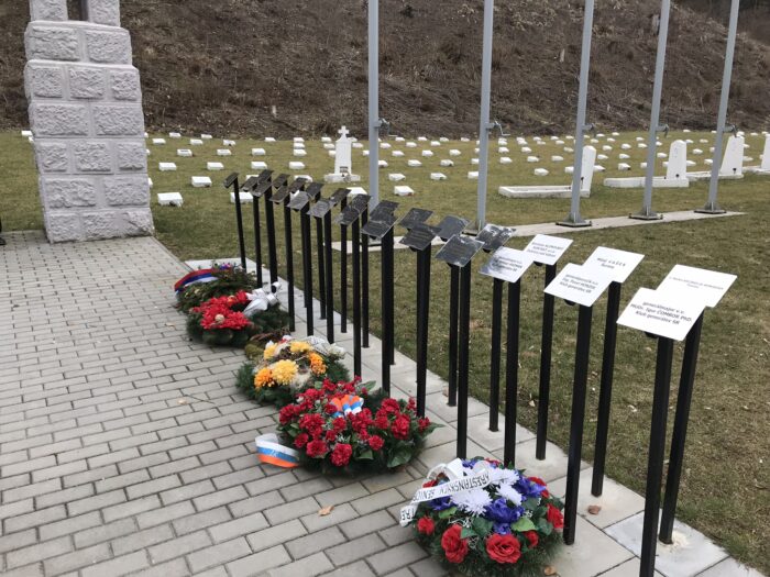 vence na vojenskom cintoríne v Zábraní