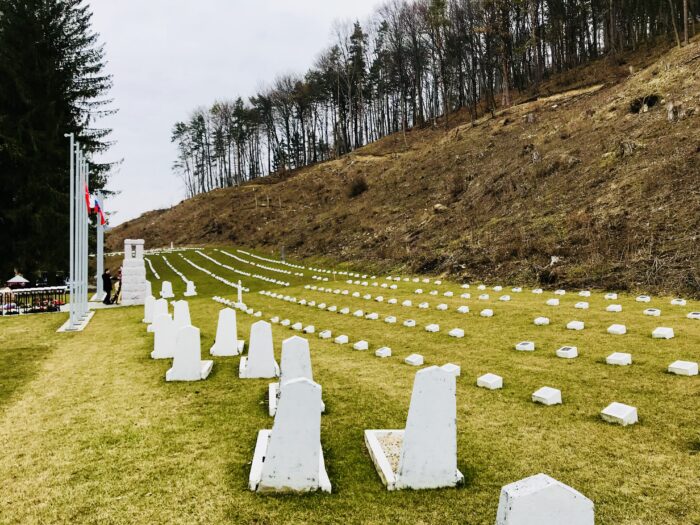 hroby na vojnovom cintoríne v Zábraní