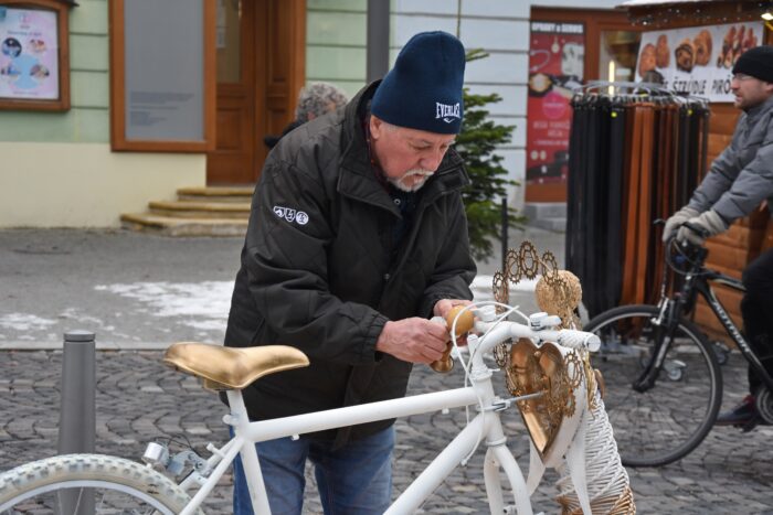 J. syrový robí anjelský bicykel