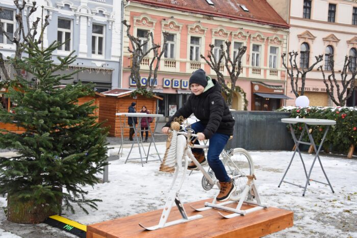 chlapec na anjleskom bicykli