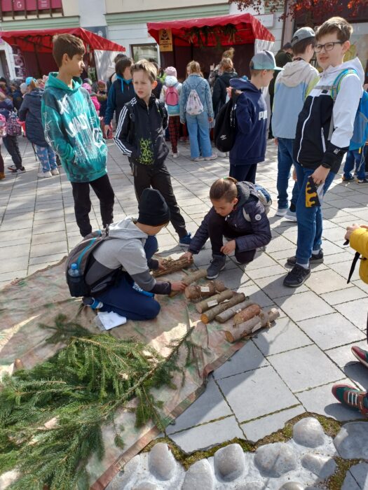Lesnícky deň 2023 deti sa hrajú