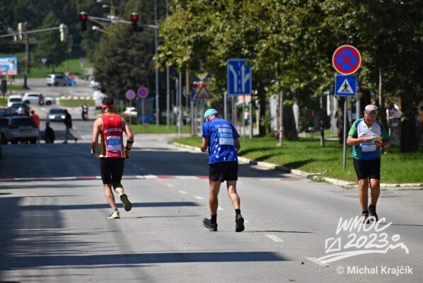 bežci na ulici orientačný beh Košice