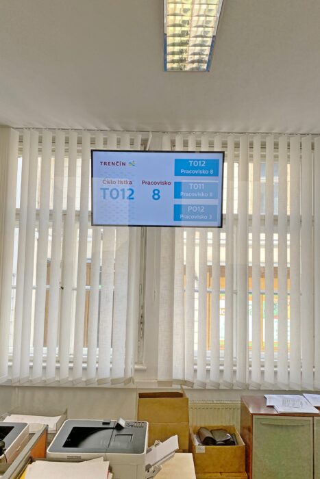 tabuľa s poradovým číslom v klientskom centre