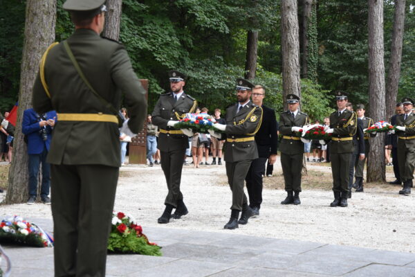 vojaci nesú veniec na Brezine