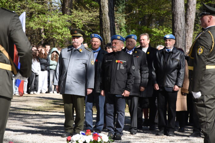 Zástupcovia vojska pri pamätníku