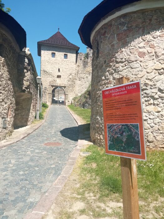 vstup na hrad obchádzkou